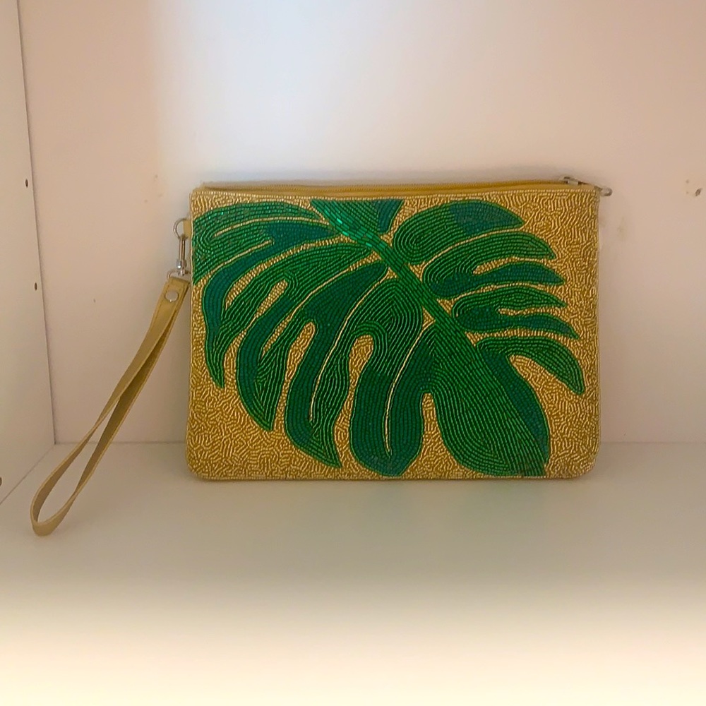 Super cute gold & green beaded 🍃 zipper clutch…